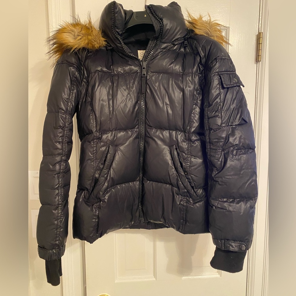 S13 woman’s black winter jacket size small. Very good condition.
